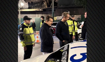 Επίσκεψη Μητσοτάκη σε μπλόκο της Τροχαίας στη Σταδίου: Έκανε αλκοτέστ για να δει πώς γίνεται