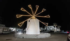 Πάρος: Χριστουγεννιάτικη λάμψη στην Παροικία! – Φωταγωγήθηκαν εμβληματικά σημεία της (Βίντεο)