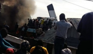 Τραγωδία στη ΛΔ Κονγκό: Αεροπλάνο με 19 επιβάτες συνετρίβη σε πυκνοκατοικημένη συνοικία
