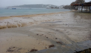 Πάρος - "Διομήδης": Η θάλασσα χρωματίστηκε καφέ! Άγριος, κρύος βοριάς και συνεχής βροχόπτωση το "κοκτέιλ" της κακοκαιρίας στο νησί