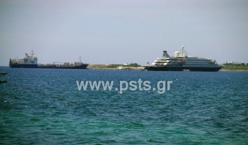 Πάρος: Δύο κρουαζιερόπλοια (;) στον κόλπο της Παροικίας (!)
