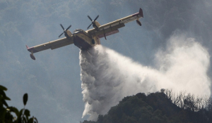 Φωτιά στα Βίλια: Συνεχείς αναζωπυρώσεις - Ρίψεις νερού από τις εναέριες δυνάμεις