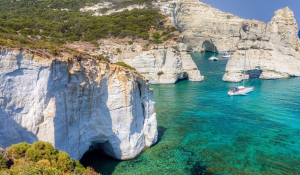 Το Conde Nast Traveller ξεχωρίζει τη Μήλο και επιλέγει τα ελληνικά νησιά για το 2024