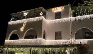 Πάρος: Χριστουγεννιάτικη υπερπαραγωγή! Αυτό είναι το πιο λαμπερά στολισμένο σπίτι στο νησί! (Βίντεο)