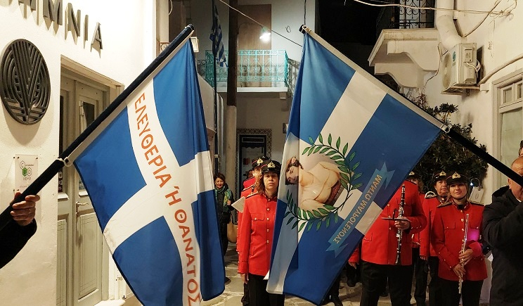 Πάρος, 25η Μαρτίου: Μια ζεστή, συγκινητική βραδιά παρά το τσουχτερό κρύο – Αναβίωσε η επετειακή Λαμπαδηφορία (Bίντεο)