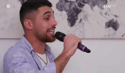 Ο Κυριάκος τραγουδά "Θα πάρω μια ψαρόβαρκα" του Πάριου και το αφιερώνει στην Δήμητρα και τον σύντροφο της (βίντεο)