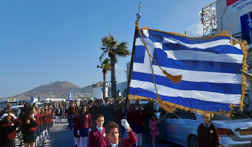 Πάρος – 28η Οκτωβρίου: Με καμάρι παρέλασαν τα νιάτα της Πάρου και καταχειροκροτήθηκαν (Βίντεο)