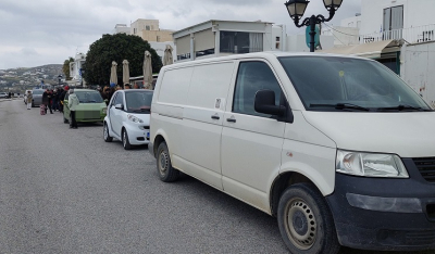 Πάρος, Παροικία 25η Μαρτίου: Σταθμευμένα αυτοκίνητα στην παραλία κατά την παρέλαση προκάλεσαν αλγεινή εντύπωση