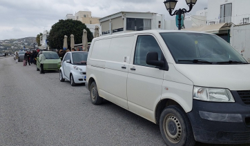 Πάρος, Παροικία 25η Μαρτίου: Σταθμευμένα αυτοκίνητα στην παραλία κατά την παρέλαση προκάλεσαν αλγεινή εντύπωση
