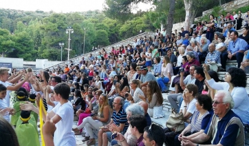 Χαρούμενη σχολική γιορτή στο κατάμεστο θέατρο Λευκών Πάρου!