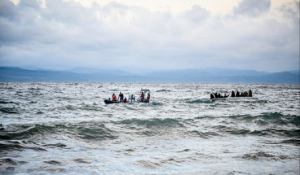 Νησιώτες εμποδίζουν την αποβίβαση προσφύγων και μεταναστών στη Θερμή