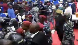 Σε… ρινγκ μετατράπηκε η Βουλή της Σιέρα Λεόνε - «Βροχή» από καρέκλες και ξύλο μεταξύ βουλευτών