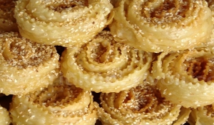 Λαχταριστά παριανά ξεροτήγανα με θυμαρίσιο μέλι! Το παραδοσιακό μαμαδίστικο γλύκισμα της Πάρου!