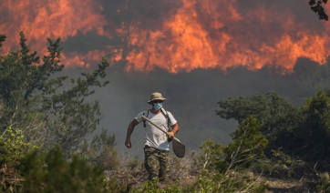 Πέρασε το ποτάμι η φωτιά στο Βάτι στη Ρόδο, 112 για το χωριό Λούτσες στην Κέρκυρα -Οι εξελίξεις στις φωτιές