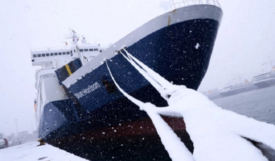 Σπάνιες και εντυπωσιακές εικόνες από το λιμάνι του Πειραιά: Το χιόνι σκέπασε τους καταπέλτες των πλοίων