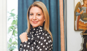 Η φωτογράφιση της Μαρίας Καρυστιανού στο DownTown: Δεν ήταν στοχευμένο να έχει φόντο τις εικόνες, λέει η Γρατσία (Βίντεο)