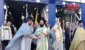 Πάρος Θεοφάνια: Συγκίνηση! Η στιγμή που ο Μητροπολίτης ραίνει με Αγιασμό το πλοίο Blue Star Delos…(Βίντεο)