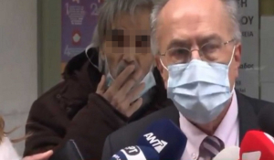 Θεριακλής φυσάει καπνό στ’ αυτιά κλινικάρχη που έκανε δηλώσεις στις κάμερες (video)