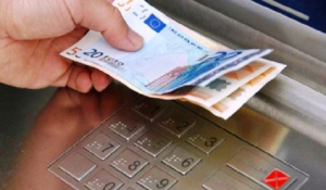 Αυξάνεται το όριο ανάληψης στα 2.300 ευρώ, ελεύθερο το άνοιγμα λογαριασμών