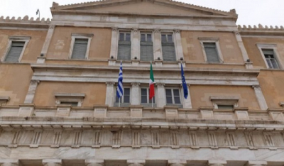 Η σημαία της Ιταλίας υψώθηκε στη Βουλή. Ενδειξη συμπαράστασης προς τον ιταλικό λαό