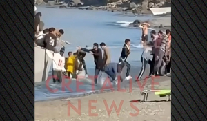 &quot;Απόβαση&quot; παράνομων μεταναστών σε παραλία με λουόμενους - Πάνω από 840 άνθρωποι έχουν φτάσει από χθες σε Κρήτη και Γαύδο (βίντεο)