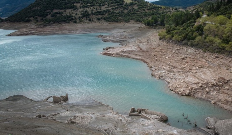 Λειψυδρία στη λίμνη Μόρνου: Ανησυχητική μείωση των αποθεμάτων - Κίνδυνος για την υδροδότηση της Αττικής (βίντεο)