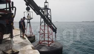 Πάρος: Εντυπωσιακότατες εικόνες της τοποθέτησης πλωτών φάρων στο λιμάνι της Παροικίας! (Βίντεο + Φωτό)