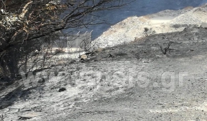 Καμμένη γη άφησε πίσω της η πυρκαγιά της Πάρου. Συνεχείς ρίψεις από ελικόπτερο και σήμερα....