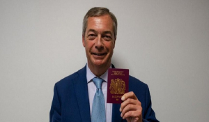 Brexit: O Νάιτζελ Φάρατζ ποζάρει περήφανος με το νέο βρετανικό διαβατήριό του –Χωρίς τα διακριτικά της ΕΕ