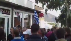Σαντορίνη: Η Χρυσή Αυγή εμπόδισε παρέλαση γιατί η σημαιοφόρος ήταν από την Αλβανία (Βίντεο)