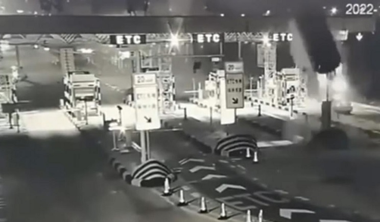 Αυτοκίνητο απογειώθηκε σε σταθμό διοδίων -Δείτε την απίστευτη σύγκρουση (Video)