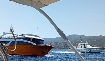 Παροχή συνδρομής σε λουόμενες στη Θήρα