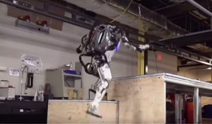 Το μέλλον είναι... τώρα! Ρομπότ τρέχουν, υπερπηδούν εμπόδια και ανοίγουν πόρτες σαν άνθρωποι (Βίντεο)
