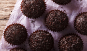 Συνταγή για τρουφάκια σοκολάτας από τα πασχαλινά κουλουράκια που περίσσεψαν