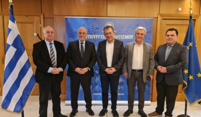 Ο Γιάννης Βρούτσης παρέδωσε στον Σύνδεσμο Επιχειρήσεων Επιβατηγού Ναυτιλίας (ΣΕΕΝ) τον «Χάρτη του ελληνικού αθλητισμού», μέσω του e-Kouros