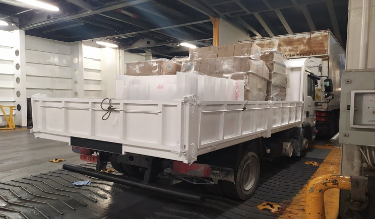 Μεγάλο φορτίο υγειονομικού υλικού μεταφέρεται από τη Ρόδο στα νησιά του Νοτίου Αιγαίου