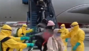 Απίστευτο βίντεο δείχνει να ψεκάζουν επιβάτες αεροπλάνου στην Ινδονησία