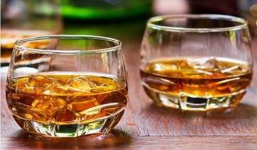 Συνελήφθησαν δύο άτομα για έκθεση και διάθεση αλκοόλ σε ανήλικο