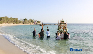 Με δέος και συγκίνηση η περιφορά του Επιταφίου μέσα στη θάλασσα στο Καστράκι Νάξου