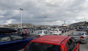 «Δεκαπενταύγουστο» μες τα Χριστούγεννα στο λιμάνι της Πάρου!