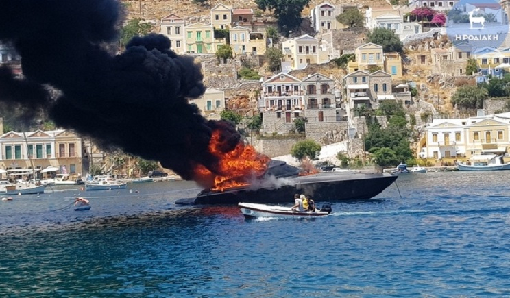 Μεγάλη φωτιά σε θαλαμηγό – Αποβιβάστηκαν με ασφάλεια οι επιβάτες