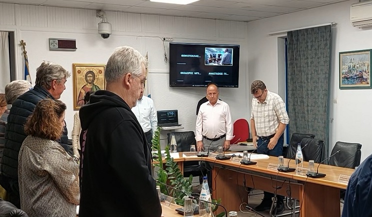 Πάρος – Δημοτικό Συμβούλιο: Συγκίνηση στην τήρηση ενός λεπτού σιγής στη μνήμη του Πάνου Κεμπάμπη (Bίντεο)