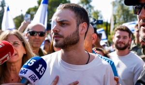 «Με έβαλαν στην κόλαση σε ένα δευτερόλεπτο, έτρωγα σαν σκύλος» - Ισραηλινός όμηρος της Χαμάς περιγράφει τη φρίκη που έζησε για δύο χρόνια