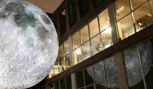 Το «Μουσείο Σελήνης» διαφέρει -Δεν πας εσύ εκεί, έρχεται αυτό στην πόλη σου