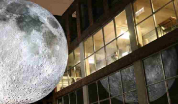 Το «Μουσείο Σελήνης» διαφέρει -Δεν πας εσύ εκεί, έρχεται αυτό στην πόλη σου