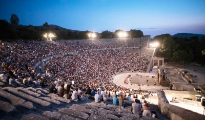 Με 16.000 εισιτήρια έκανε «πρεμιέρα» ο «Πλούτος», εγκαινιάζοντας τη θεατρική περίοδο στο Αρχαίο Θέατρο Επιδαύρου.