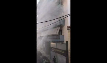 Πειραιάς: Νεκρή γυναίκα ύστερα από φωτιά που ξέσπασε στο διαμέρισμά της (βίντεο)