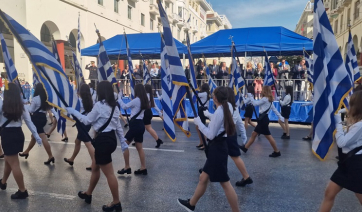 Η μαθητική παρέλαση για την 28η Οκτωβρίου στη Θεσσαλονίκη - Δείτε φωτογραφίες και βίντεο