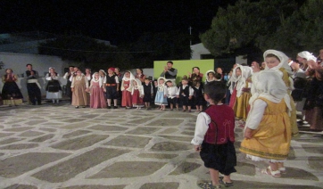 Με τη χορευτική παράσταση με τίτλο &quot;Στην κεντημένη σου ποδιά&quot; γιόρτασε ο Χορευτικός Όμιλος Νάουσας Πάρου