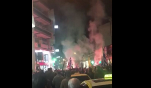 Βίντεο: «Πόλεμος» έξω από τα γραφεία του ΣΥΡΙΖΑ στις Σέρρες